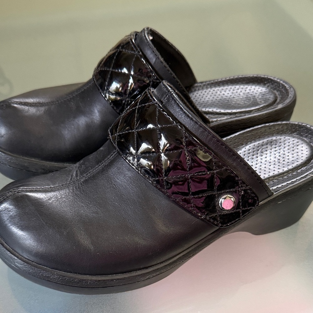 CROCS Black Glossy Quilted design Women's Clogs size 9